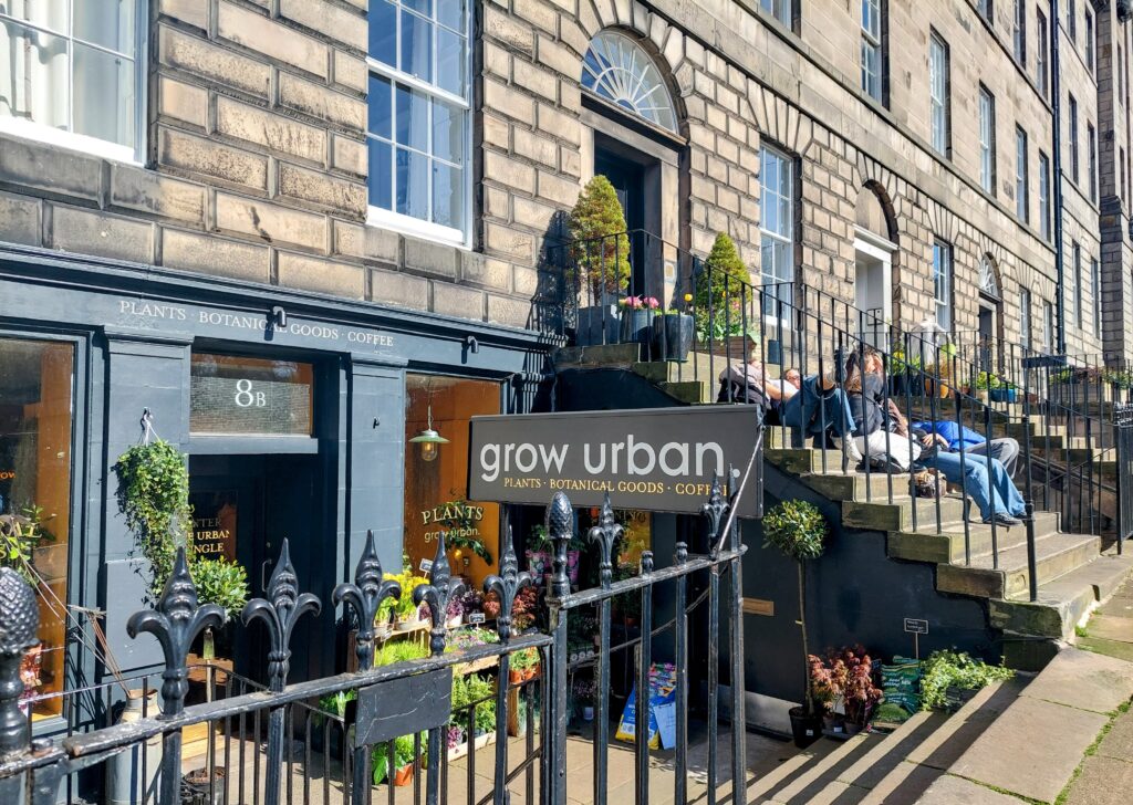 Is it easy to find an accommodation in Stockbridge while travelling to Edinburgh